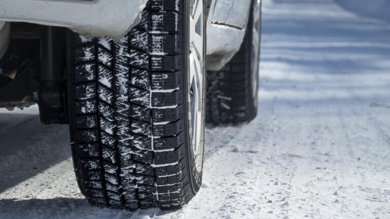 Эксперт объяснил, почему полный привод зимой не спасет от заноса
