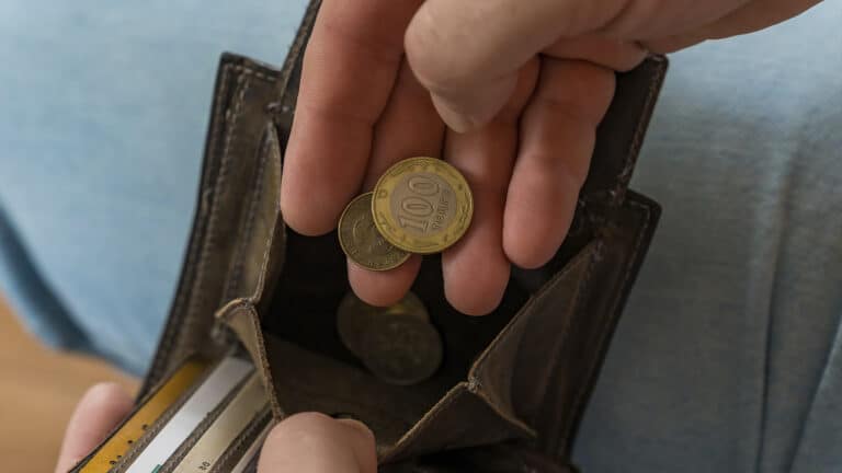 Зарплаты в Казахстане выросли на 10%, но реальные доходы упали до минимума за 25 лет