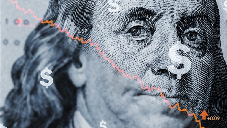 Доллар упал до рекордно низкого значения с 2022 года