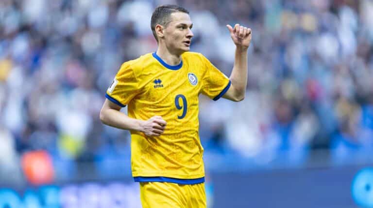 Хавбек сборной Казахстана Чесноков опоздал на матч своего нового клуба «Хартс»