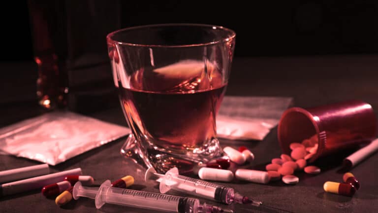 Сенатор раскритиковал рекламу алкоголя, порно и наркотиков в казахстанских соцсетях