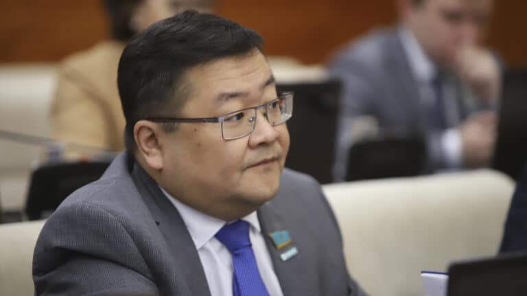 Айдос Сарым объяснил, зачем Казахстану парламент из 145 депутатов