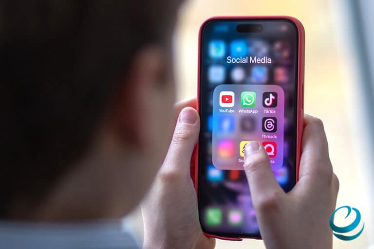 Франция жасөспірімдерге әлеуметтік желіге толықтай тыйым салуы мүмкін