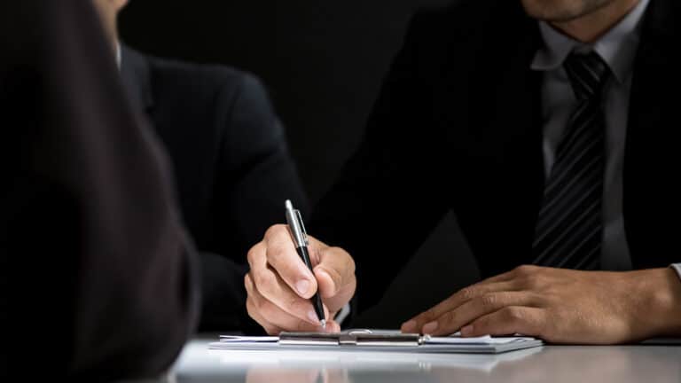 Можно ли чиновникам быть богатыми: политолог – о декларациях Досаева и Жумангарина