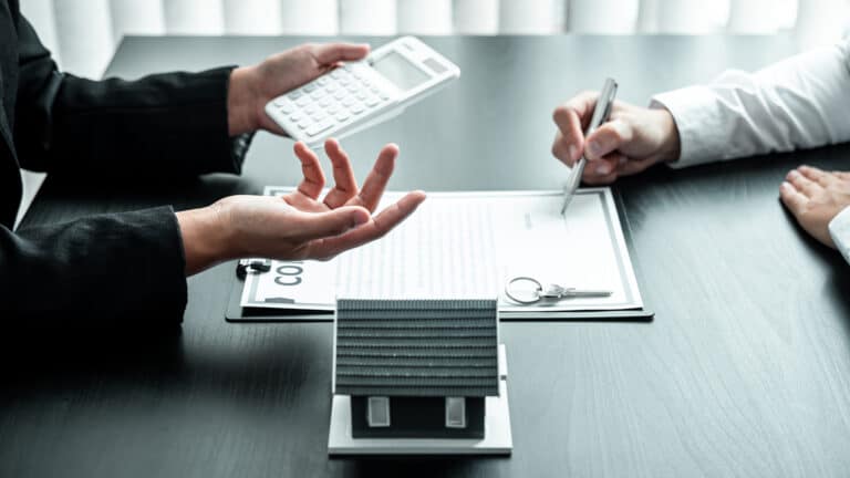 Тысяча казахстанцев боится потерять жилье из-за спора застройщиков