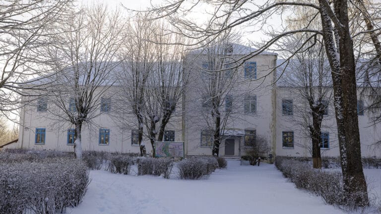 Мужчина купил за $100 психбольницу и открыл галерею в Беларуси