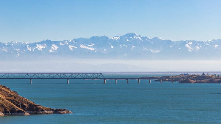 Капшагайское водохранилище под Алматы не замерзло и стало местом зимних купаний