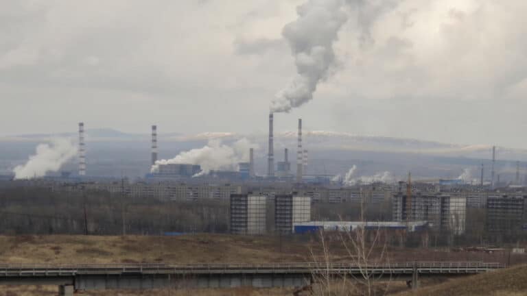 В воздухе Усть-Каменогорска фиксируют опасные превышения по сере