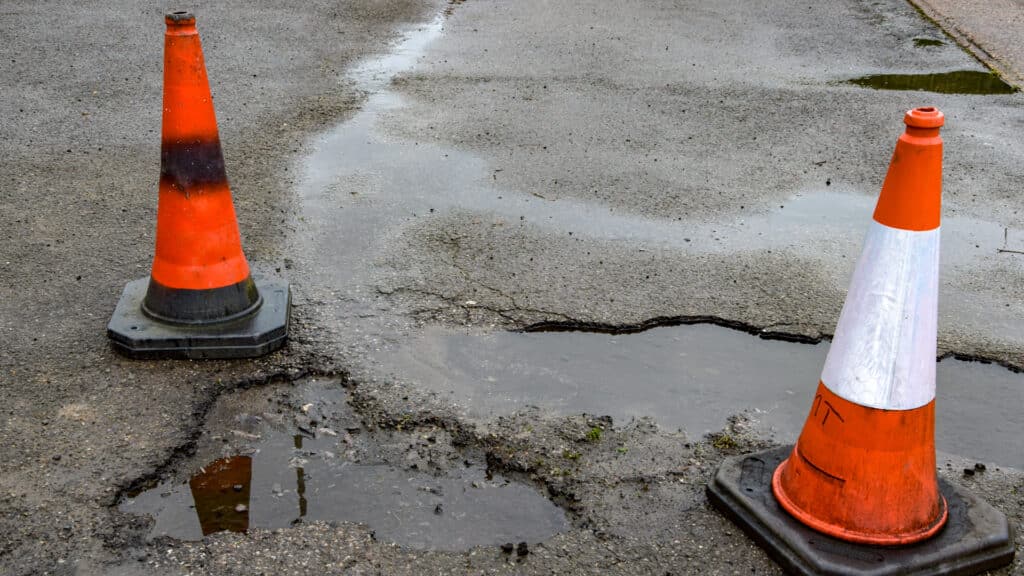 Костанаец получил перелом позвоночника из-за мусора на дороге