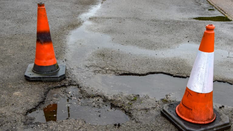 Костанаец получил перелом позвоночника из-за мусора на дороге