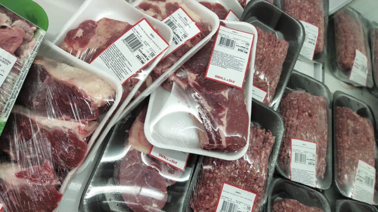 Как попытки удержать цену на мясо разрушают рынок, рассказал эксперт