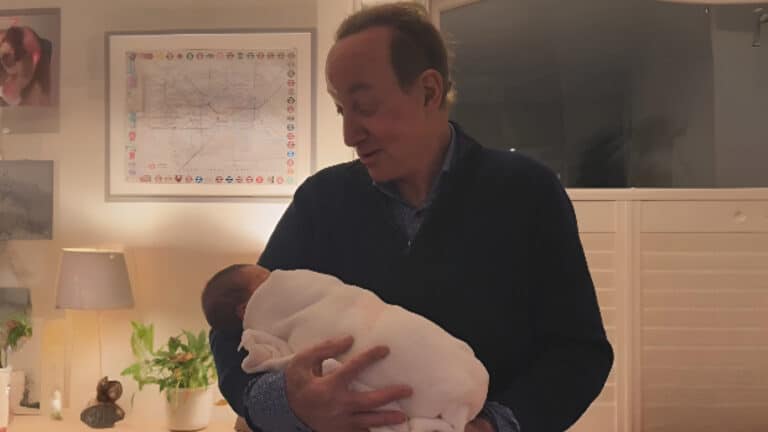 Экс-глава Air Astana Питер Фостер стал дедушкой