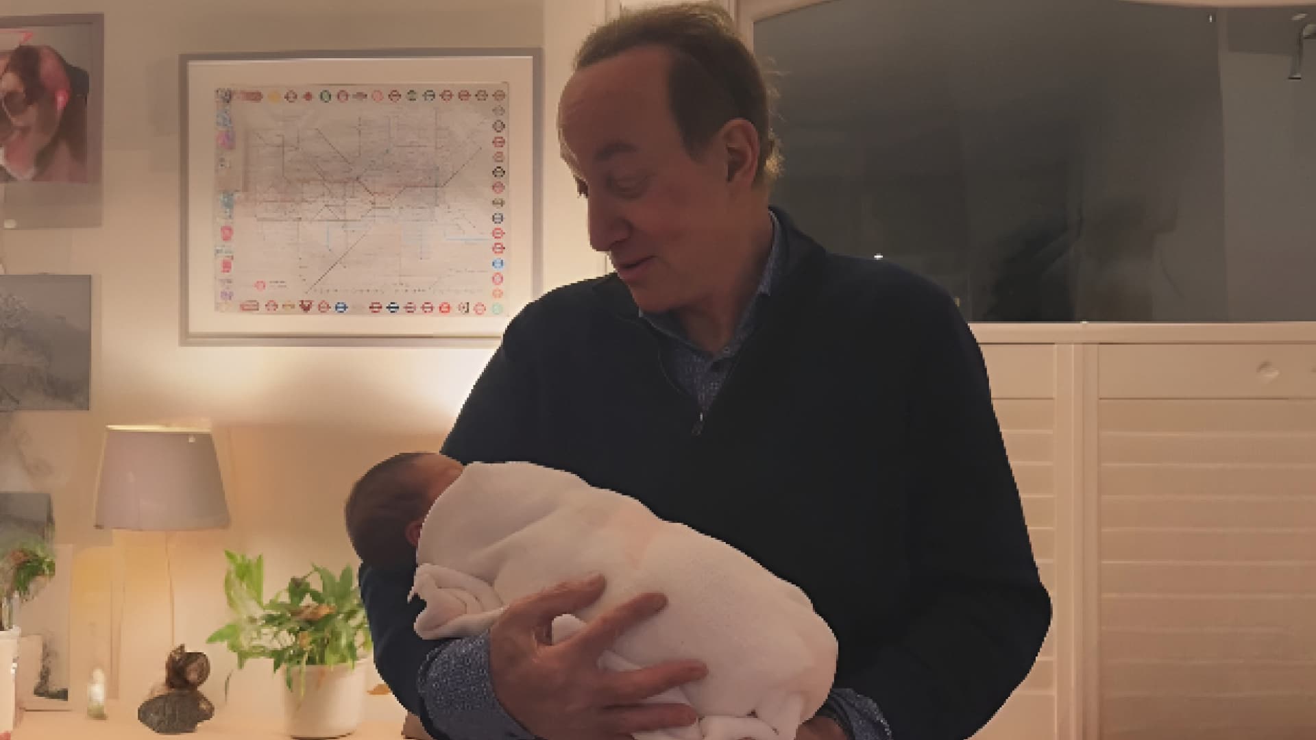 Экс-глава Air Astana Питер Фостер стал дедушкой