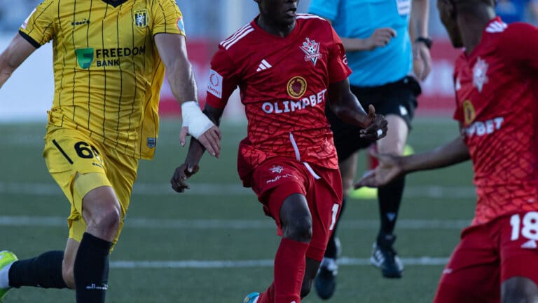 Переданные частникам футбольные клубы продолжают получать средства из бюджета