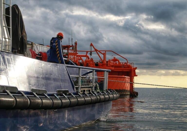 Новороссийск маңында мұнай тиеген екі танкерге шабуыл жасалды