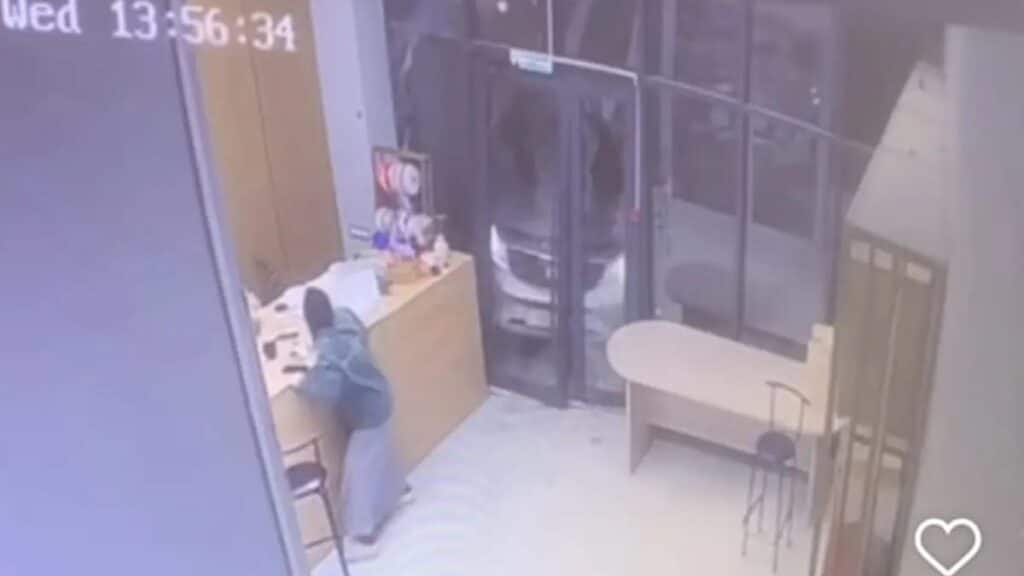 Ақтауда көлік гүл дүкенінің ішіне кіріп кетті