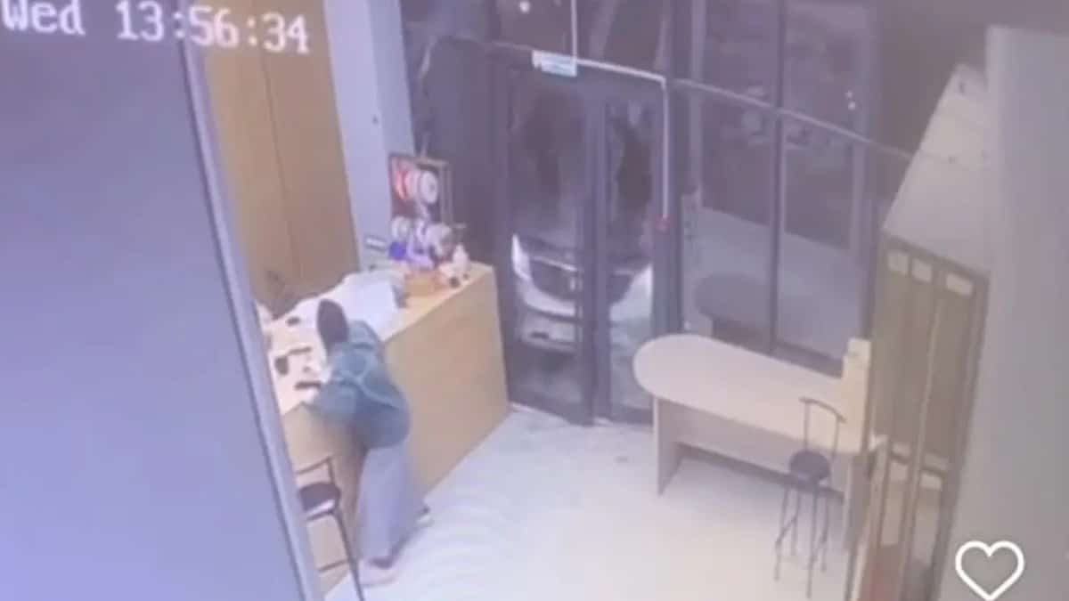 Жүргізуші тайғақ жолда көлікті басқара алмай, гүл дүкенінің кіреберіс бөлігіне соғылған / фото: видеодан кадр