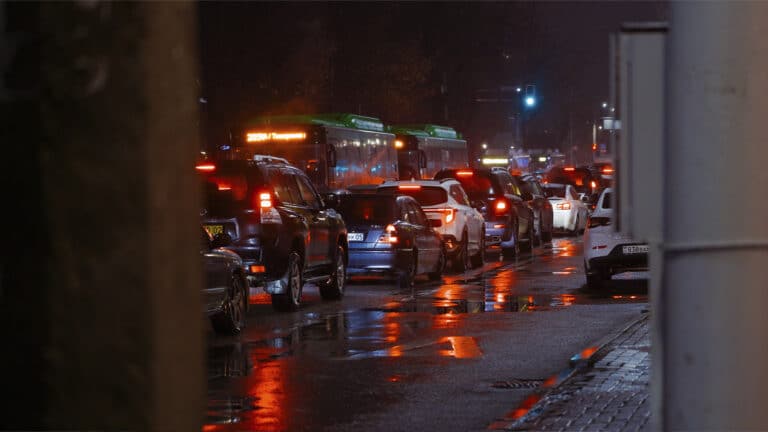 Эксперты сравнили новогодние пробки в Алматы за два года