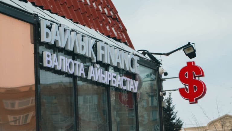 Курс доллара в обменниках опустился ниже 500 тенге – эксперт советует покупать валюту