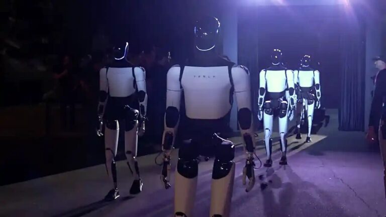 Илон Маск келесі жылдан бастап робот сата бастайды