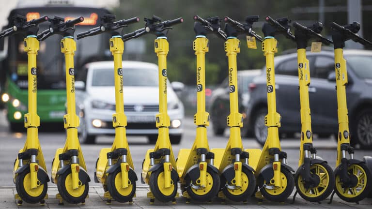 Самокаты хотят убрать с тротуаров Казахстана