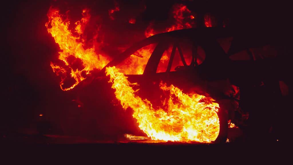 Пенсионер поджег полицейские Chevrolet Cobalt и Changan в Семее