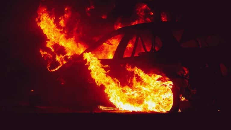 Пенсионер поджег полицейские Chevrolet Cobalt и Changan в Семее