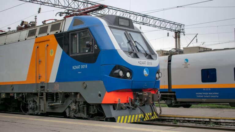 Билеты на поезда в три города Казахстана подешевели на 25%