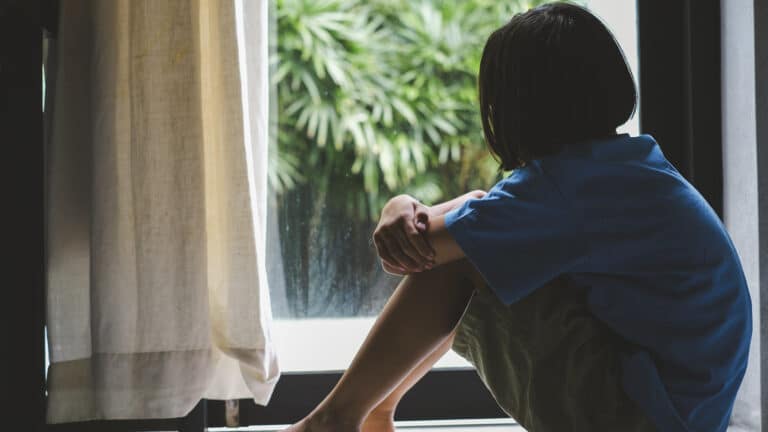 Пытавшаяся покончить с собой ученица элитной школы QSI, все еще в больнице