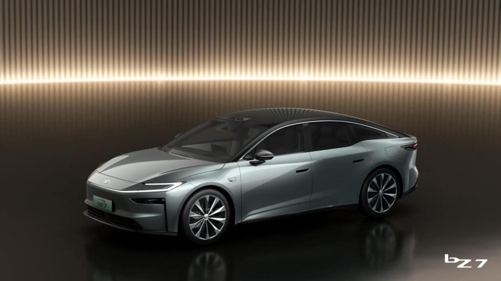 Toyota bZ7 выходит в Китае с запасом хода до 710 км
