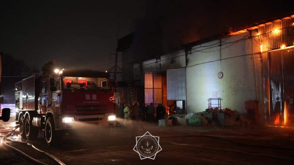 В Алматы горел склад площадью 1 900 квадратных метров