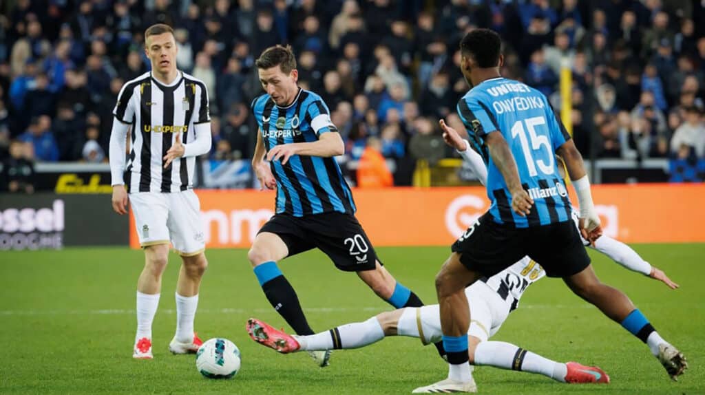 Футболисты «Шарлеруа» (в черно-белом) поставили шлагбаум «Брюгге» на пути в полуфинал Кубка Бельгии