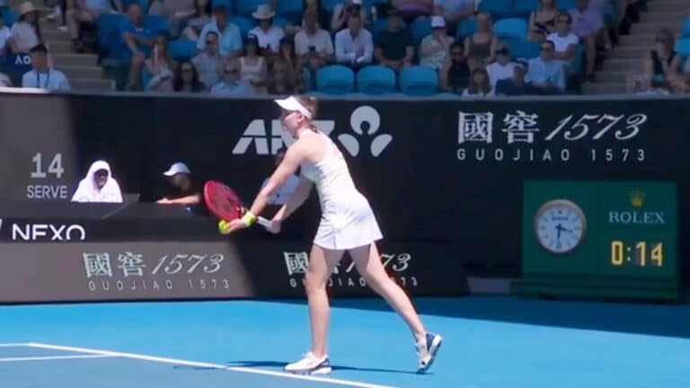 Елена Рыбакина с виктории над сотой ракеткой стартовала на АО-2026