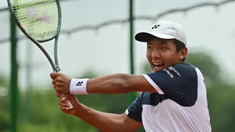 Нурланулы, уверенно победив Рыбкина, вышел в 1/4 финала юниорского AО-2026