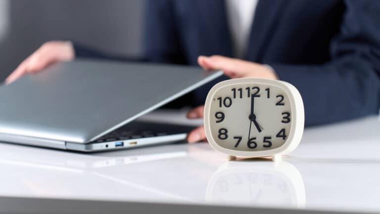 Казахстанцев хотят защитить от переработок на уровне Конституции