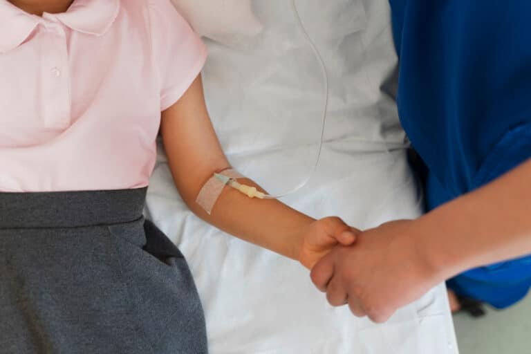 Двухлетняя девочка получила ожог от удара током в ТРЦ в Кокшетау