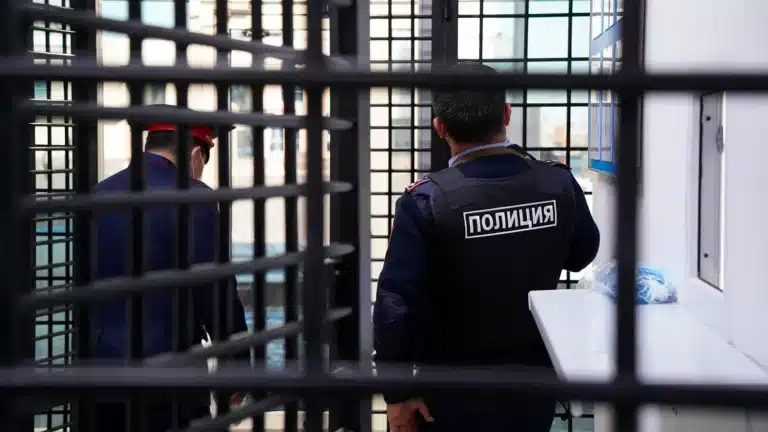 Бұрын есірткі таратқаны үшін сотталғандар полициямен бірге мектептерді аралап жүр