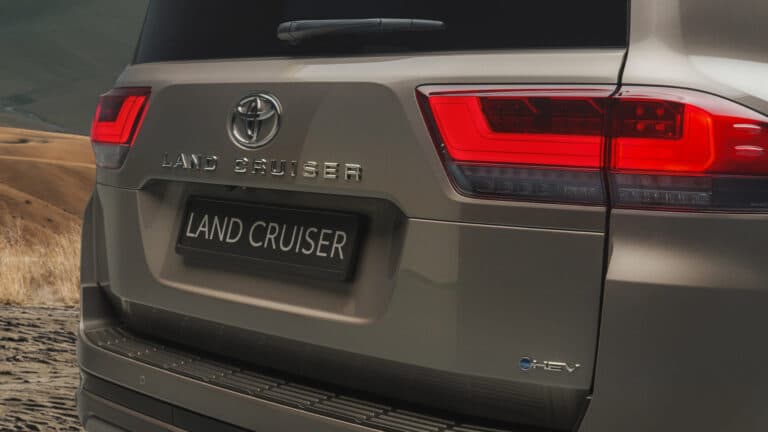 Toyota Land Cruiser 300 стал гибридом и самым мощным «Крузаком» в истории