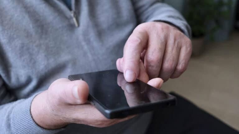 Казахстанец потерял 32 млн тенге после одного звонка