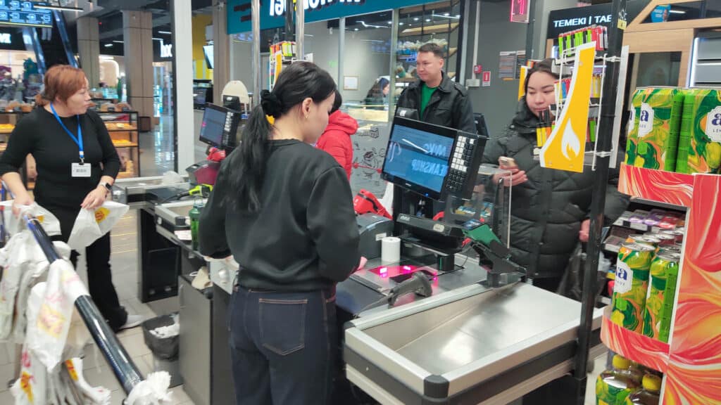 Токаев возмутился более низким ценам в рознице при оплате наличными/Серикжан Ковланбаев, бильд-редактор: Адэлина Мамедова