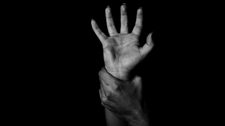 Казахстанца задержали за неоднократное изнасилование своих падчериц