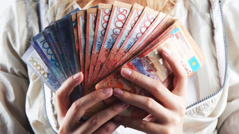 Десятки тысяч казахстанцев лишились шанса снять свои пенсионные