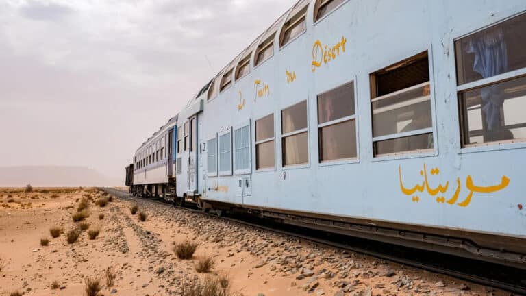 Экстремальный маршрут через Сахару на грузовом поезде привлекает туристов