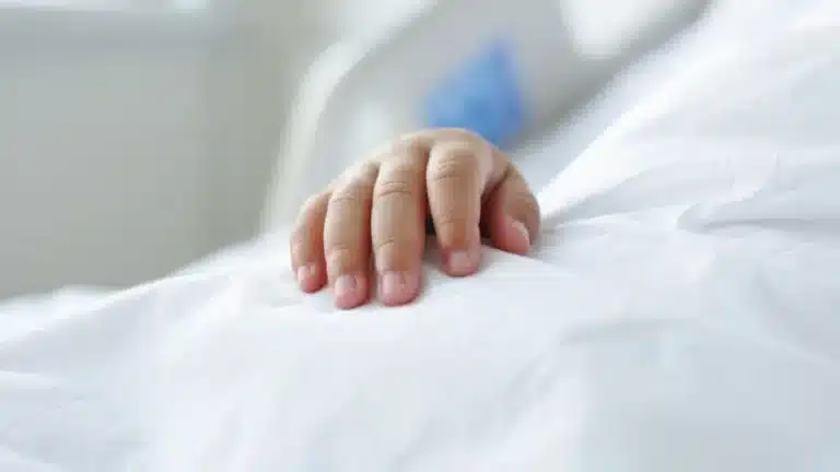 Ауруханаға келіп, жасырын түрде босанған әйел сәбиді қоқыс шелекке тастап кеткен