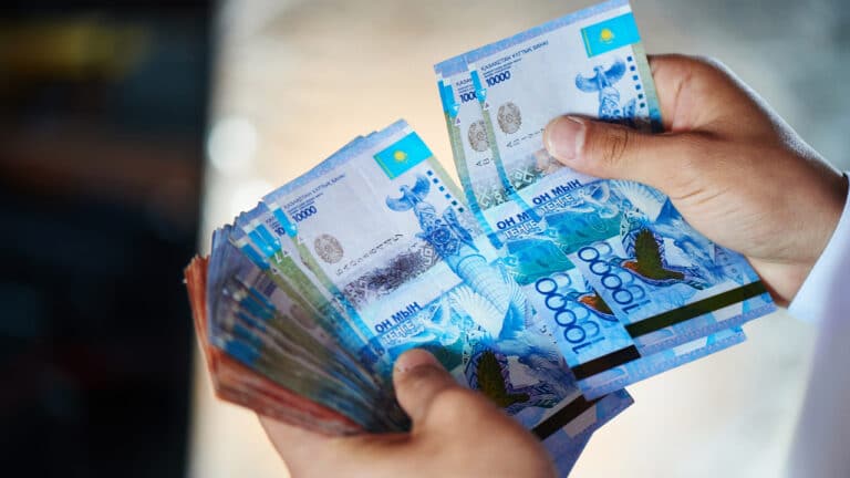 Глава Нацбанка: человек не должен работать за 300 тыс. тенге три года подряд