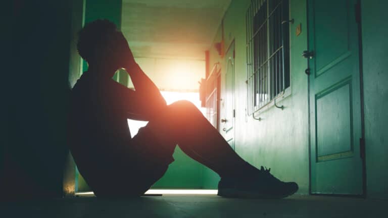 Подросток оставил предсмертную записку и спрыгнул с крыши в Алматы