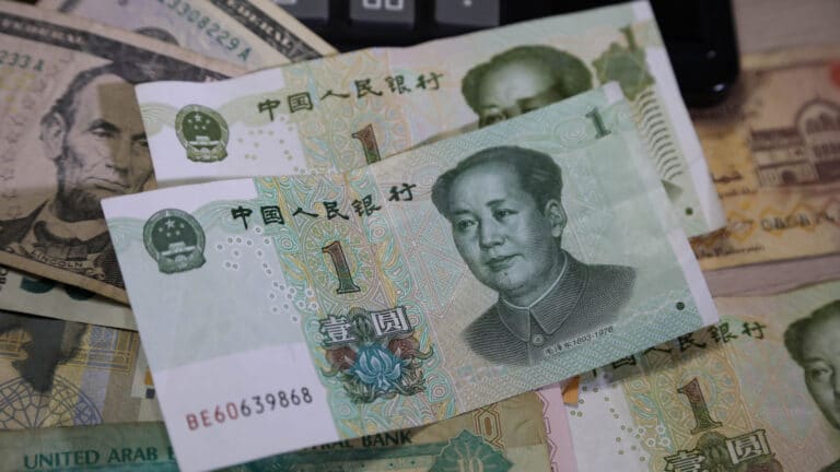 Казахстанские компании меняют доллар на юани: для чего