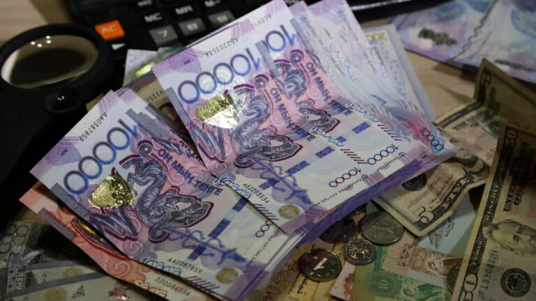 Аналитики объяснили, почему тенге будет постепенно падать