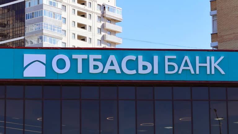 Отбасы банк приостановил изъятие пенсионных на лечение