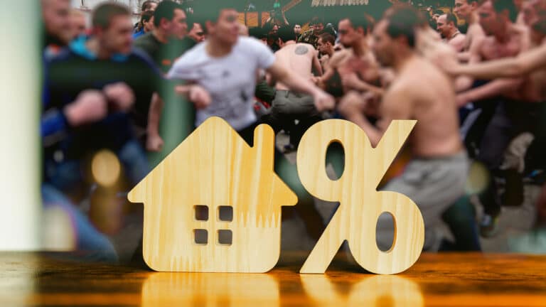 Списки, толпы и драки: как люди пытаются получить ипотеку по 7-20-25